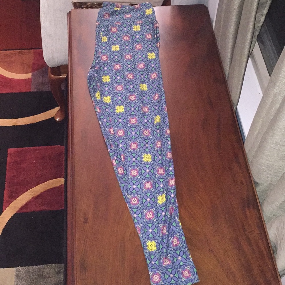 Tall and curvy LuLaRoe patterned leggings